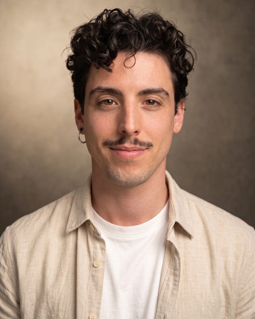 Luis, tu profe de español, sonriendo